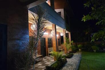 تختخواب و صبحانه Edwin S Airport Garden