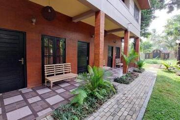تختخواب و صبحانه Edwin S Airport Garden