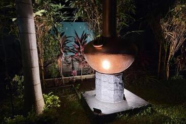 تختخواب و صبحانه Edwin S Airport Garden
