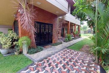 تختخواب و صبحانه Edwin S Airport Garden