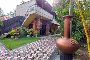 تختخواب و صبحانه Edwin S Airport Garden