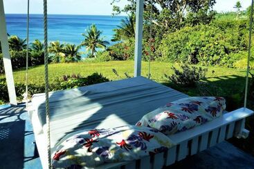 تختخواب و صبحانه Makaira Resort