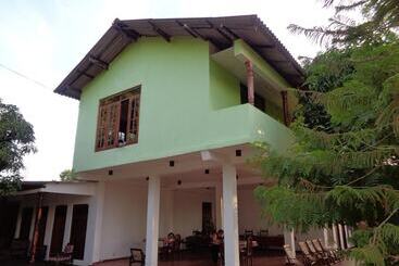 پانسیون Jayaru Guest House