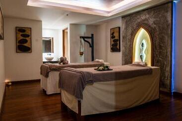 هتل Holiday Inn Resort Phuket Karon Beach, An Ihg
