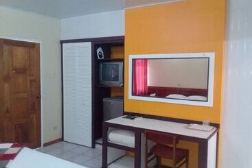 هتل Monique S Guesthouse