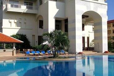 هتل Waterfront Suites Phuket By Centara