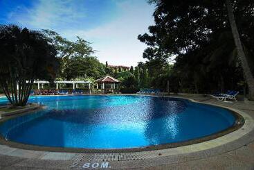 هتل Waterfront Suites Phuket By Centara