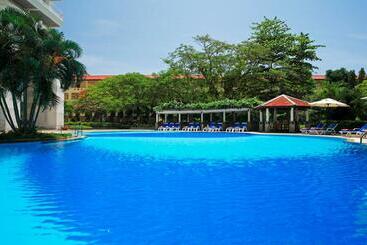 هتل Waterfront Suites Phuket By Centara