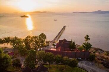 Jansom Beach Resort