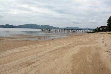 Jansom Beach Resort