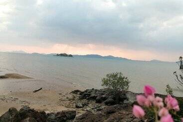 Jansom Beach Resort