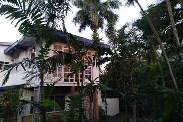 Colonial Lodge Hostel