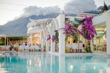 هتل Drymades Inn Resort