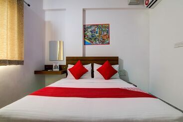هتل Varcity Comforts By Oyo Rooms