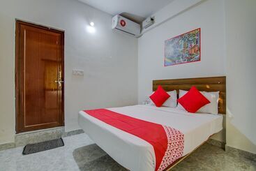 هتل Varcity Comforts By Oyo Rooms