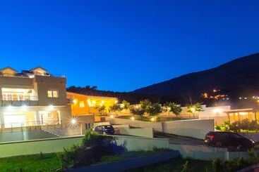 پانسیون Luxury Villa Imperial   With The Vineyard Views