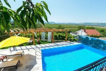 پانسیون Luxury Villa Imperial   With The Vineyard Views