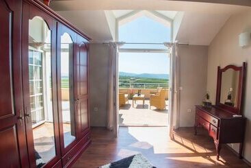 پانسیون Luxury Villa Imperial   With The Vineyard Views