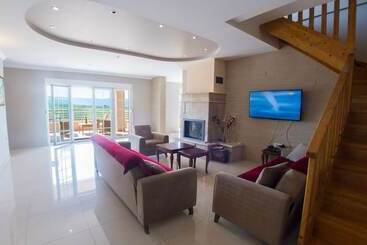 پانسیون Luxury Villa Imperial   With The Vineyard Views