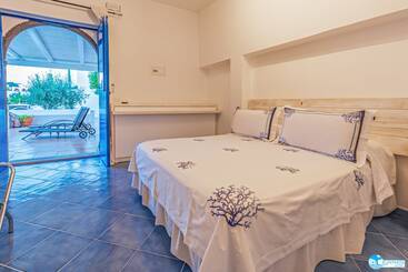 ホテル Eunymos   Trattoria Da Francesco Panarea