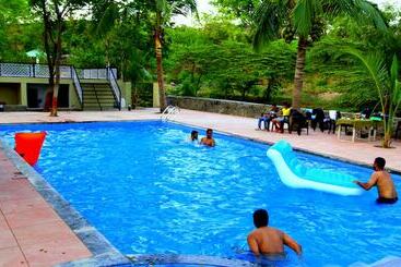 هتل Hiranya Resorts