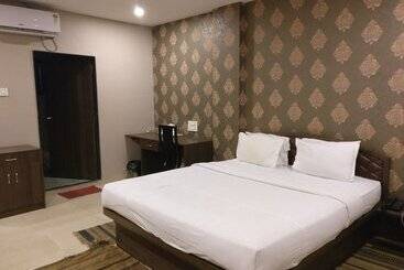 هتل Hiranya Resorts