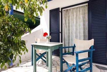 هتل Theologos Place