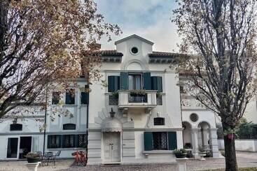 تختخواب و صبحانه Relais Toti Beb Bed E Breakfast