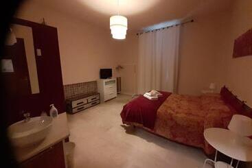 پانسیون Gira Guest House
