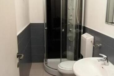 پانسیون Gira Guest House