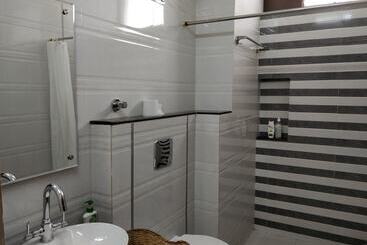 تختخواب و صبحانه All Seasons Homestay