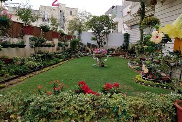 تختخواب و صبحانه All Seasons Homestay