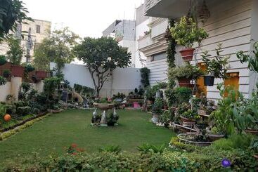 تختخواب و صبحانه All Seasons Homestay