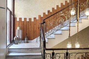 تختخواب و صبحانه All Seasons Homestay