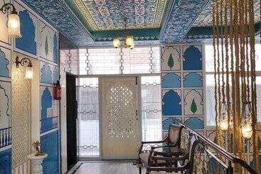 تختخواب و صبحانه All Seasons Homestay
