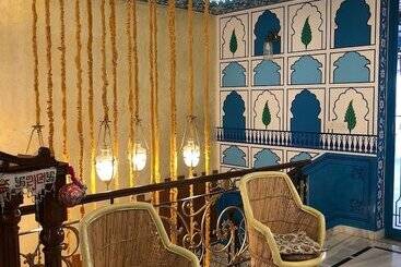 تختخواب و صبحانه All Seasons Homestay