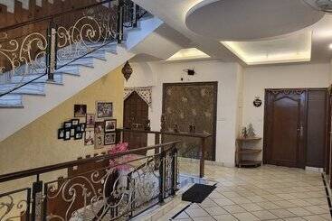 تختخواب و صبحانه All Seasons Homestay