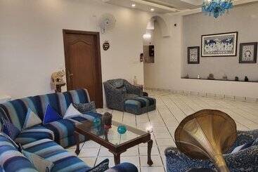 تختخواب و صبحانه All Seasons Homestay