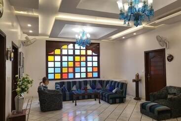 تختخواب و صبحانه All Seasons Homestay