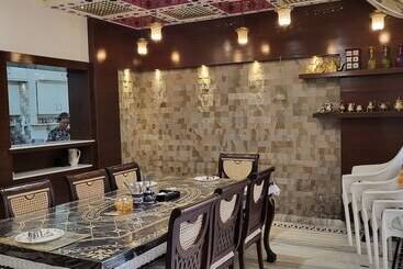 تختخواب و صبحانه All Seasons Homestay