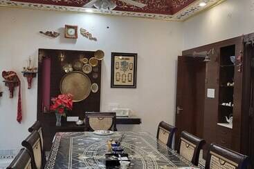 تختخواب و صبحانه All Seasons Homestay