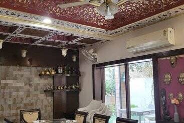 تختخواب و صبحانه All Seasons Homestay