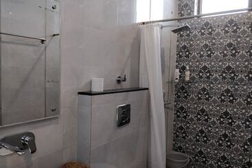 تختخواب و صبحانه All Seasons Homestay