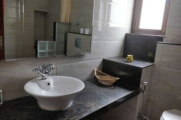 تختخواب و صبحانه All Seasons Homestay