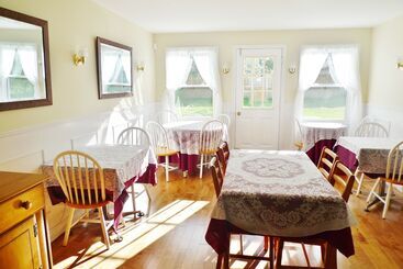 تختخواب و صبحانه Cavendish Breeze Inn
