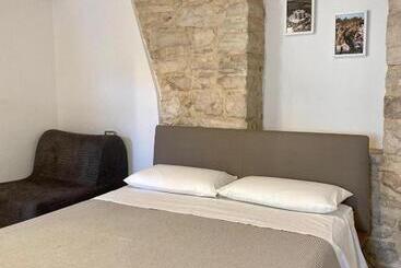 تختخواب و صبحانه Altrelli Rooms