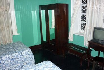 هتل Demontevin Lodge