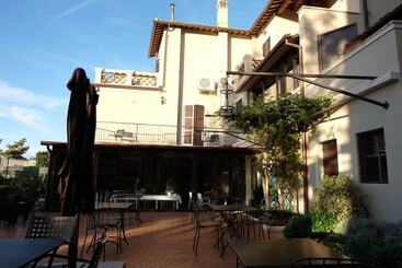 پانسیون La Rocca Guest House & Spa