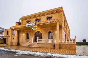مسافرخانه Ronai Holl Guest House