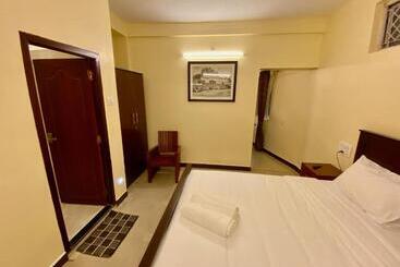 هتل Aakash Rooms And Cottages